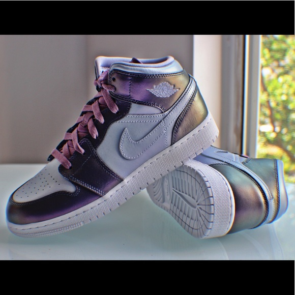 New Women’s Air Jordan 1 Retro ‘Metallic Purple’ - Picture 2 of 8